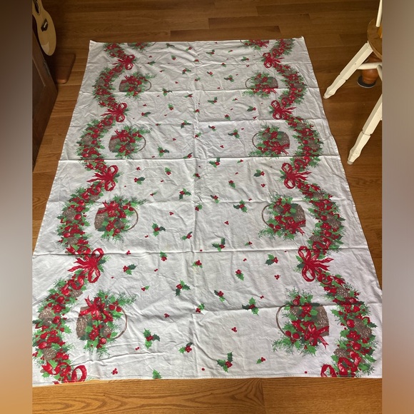 Vintage Christmas tablecloth 75“ x 49“ EUC baskets and garlands use or up cycle - Picture 1 of 8